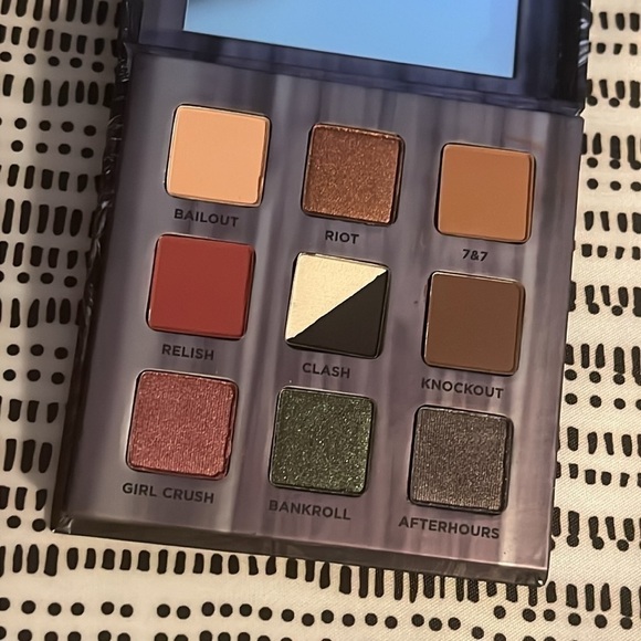 🖤BNIB🖤 Urban Decay Troublemaker Palette shipped fast quality party makeup - Picture 4 of 5